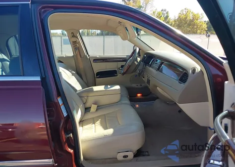 2001 Lincoln Town Car Signature z USA, uszkodzony, nr VIN 1LNHM82W01Y647522